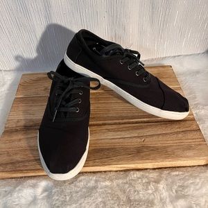 TOMS New TOMS Sneakers - New
Women Color: Black Size: W7